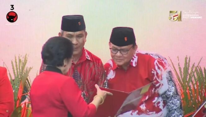 
					Ketum PDIP Megawati serahkan B1-KWK kepada palson Cagub dan Wagub Kaltara Sulaiman-Adri Patton. Foto : Ist 