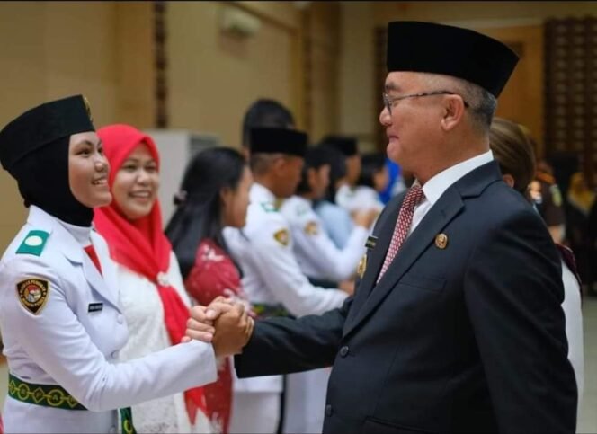 
					Bupati Malinau, Wempi W Mawa mengukuhkan Pasukan Pengibar Bendera Pusaka (Paskibraka) yang akan bertugas dalam pengibaran dan penurunan bendera Merah Putih di Arena Prosehat Malinau, Panggung Padan Liuâ€™ Burung esok (17/8/2024).