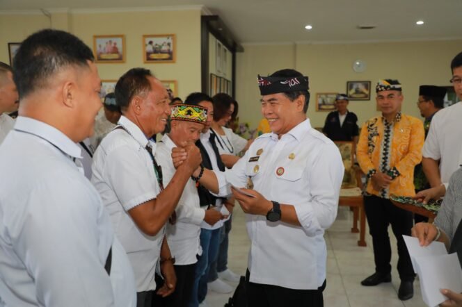 
					MOMEN: Gubernur Kaltara, Dr. H. Zainal A. Paliwang, S.H., M.Hum, berfoto bersama 32 peserta perjalanan ziarah rohani ke Tanah Suci Yerusalem di Bandara Juwata, Kota Tarakan, Kamis (5/9).

