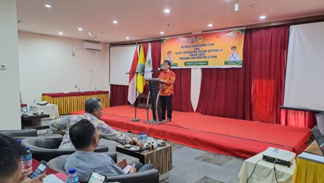 
					PERSIAPAN : Plh. Asisten Bidang Perekonomian dan Pembangunan Setprov Kaltara, Burhanuddin, S.Sos, M.Si menghadiri rapat persiapan PEDA ke III KTNA Kaltara 2025