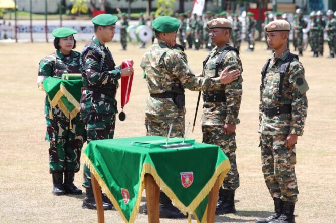 
					Pangdam VI/ Mulawarman, Mayjen TNI Tri  Budi Utomo, S.E., resmi menutup Latihan Dasar Militer Komponen Cadangan (Komcad) tahun 2024 di Lapangan Loyalitas Rindam VI/Mlw (09/09/24). 

