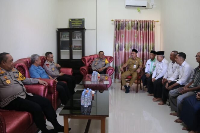 
					Kapolda Kaltara Irjen Pol. Hary Sudwijanto S.I.K., M.Si., bersama Kombes Pol. Yohanes Jalung Siram S.I.K (Karoops Polda Kaltara), Kombes Pol. Sigit Ari Widodo S.I.K., (Dirintelkam Polda Kaltara) dan Kombes Pol Agus Nugraha, S.H., S.I.K., M.H (Kaporesta Bulungan) melaksanakan kunjungan ke Imam Masjid Agung Istiqomah, Tanjung Selor Provinsi Kaltara, Selasa (10/09/2024).
