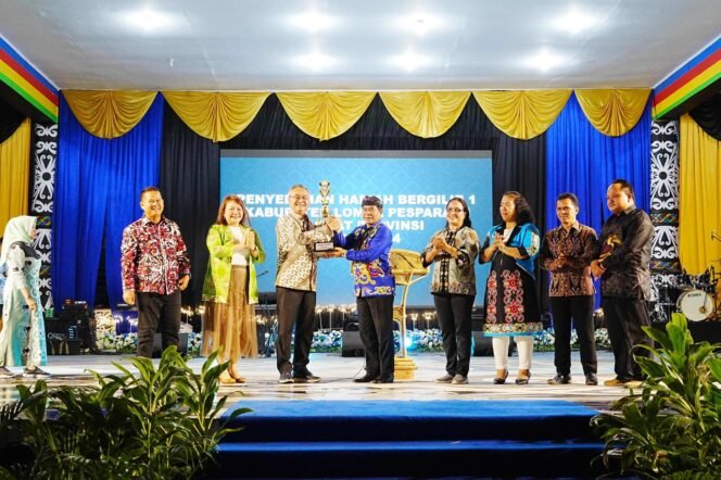 
					PENUTUPAN : Gubernur Kaltara, Dr. H. Zainal A. Paliwang, SH, M.Hum menghadiri penutupan Perlombaan Pesparawi Kaltara, Rabu (11/9) malam.