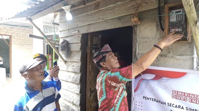 
					Gubernur Kalimantan Utara (Kaltara), Dr. H. Zainal A. Paliwang, S.H., M.Hum., dengan wajah penuh kebahagiaan mendatangi salah satu penerima manfaat Program Bantuan Pasang Baru Listrik (BPBL) di Kelurahan Karang Anyar, Kecamatan Tarakan Barat, Jumat (13/6). 