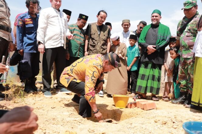 
					Gubernur Kalimantan Utara (Kaltara), Dr. H. Zainal A. Paliwang, S.H., M.Hum., secara resmi meletakkan batu pertama pembangunan Mushola Pondok Pesantren (Ponpes) Al-Khairaat Setabu, cabang Mantikas, di Desa Setabu, Kecamatan Sebatik, Kabupaten Nunukan, Minggu (15/9) pagi. 