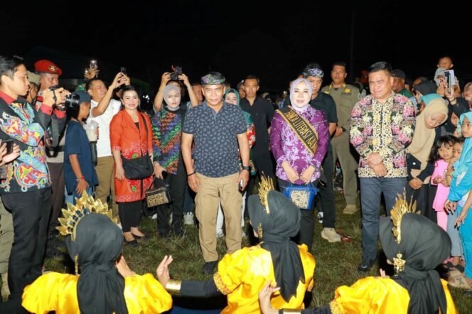 
					FESTIVAL LITERASI: Festival Literasi Kaltara 2024 resmi ditutup. Bunda Literasi Kaltara, Hj. Rahmawati Zainal, turut hadir dalam penutupan acara yang digelar di Lapangan Aztrada 88, Sei Taiwan, Sebatik, pada Selasa (17/9).

