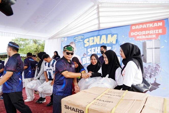 
					Gubernur Zainal didampingi Plt. Kepala Dinas Pemuda dan Olahraga (Dispora) Kaltara, Ir. Yosua Batara Payangan, S.T., M.T., nampak membaur dengan ratusan warga yang nampak antusias mengikuti senam sehat bersama di Lapangan Sepak Bola di Jalan Aji Iskandar, Juata Laut Ahad (22/9) pagi.
