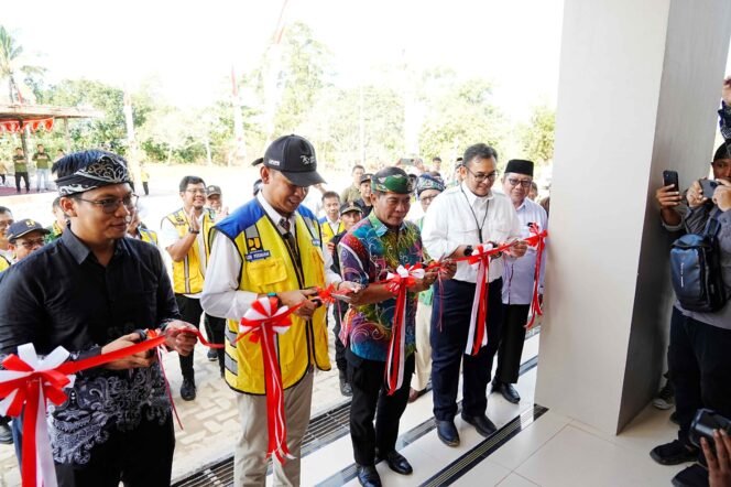 
					PERESMIAN : Gubernur Kalimantan Utara (Kaltara) Dr. H. Zainal A. Paliwang, SH, M.Hum, bersama Kementerian Pekerjaan Umum dan Perumahan Rakyat (PUPR) meresmikan pemanfaatan Rumah Susun (Rusun) Pondok Pesantren (Ponpes) Al â€“ Muk'minun dan Masjid Ali Zain Amin, di kompleks Ponpes Al-Muk'minun, Kelurahan Pantai Amal, Ahad (22/9). 
