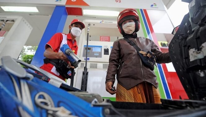 
					Petugas SPBU Melakukan Pengisian BBM Jenis Pertamax ke Salah Satu Pelanggan. Foto: ist