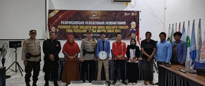 
					KPU Kota Tarakan menunjukan jam batas waktu perpanjangan pendaftaran paslon Pilkada Tarakan. Foto : Ist 