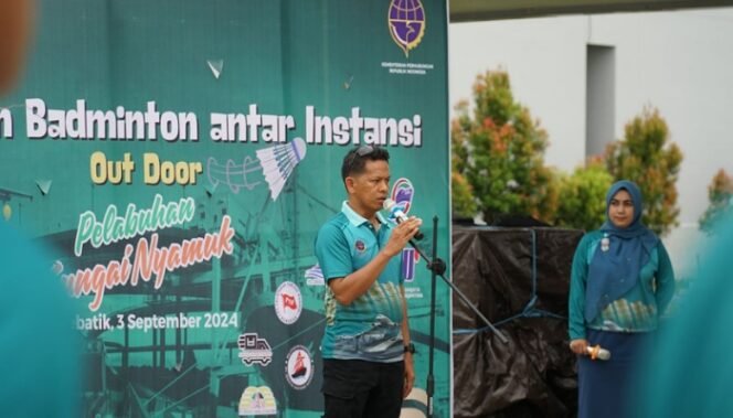 
					Harhubnas 2024: Kepala KUPP Sungai Nyamuk, Syaharuddin Saat Membuka Turnamen Badminton Antar Instansi. Foto: ist