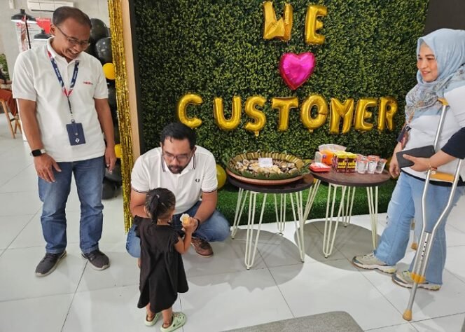 
					Management Telkomsel Branch Tarakan menyapa dan melayani pelanggan di GraPARI mendengarkan masukan dan voice of customer, menyapa pelanggan sekaligus berupaya memberikan solusi dan layanan terbaik di momen Hari Pelanggan Nasional hari ini (4/9). Foto: ist