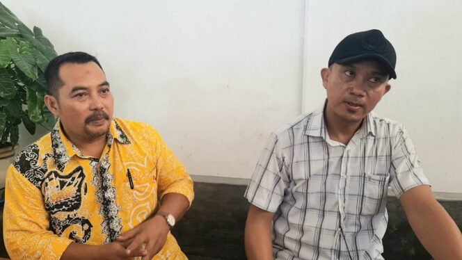 
					Ferry Hartono dan Yesar Tynus ASN yang dibatalkan pengangkatan jabatan fungsional. Foto : Fokusborneo.com 