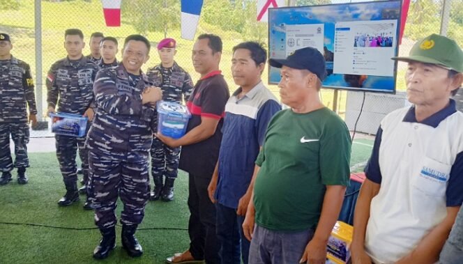 
					Danlantamal XIII Menyerahkan Paket Sembako Kepada Masyarakat Dalam Rangka NBOD Dalam Rangka HUT TNI AL Ke-79 .Foto: fokusborneo.com
