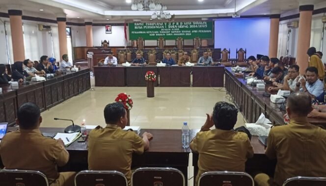 
					Pertemuan antara ASN Pemkot Tarakan dengan DPRD Tarakan Bahas Persoalan Pembatalan SK Pengangkatan Jabatan Fungsional dan Struktural di Lingkungan Pemerintah Kota Tarakan. Foto: fokusborneo.com