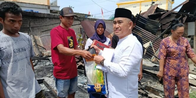 
					Khairul Serahkan Bantuan untuk Korban Kebakaran. Foto: ist