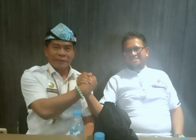 
					Ketua Relawan Barista Rudi Hartono bersama Calon Gubernur Zainal Paliwang. Foto : Ist 