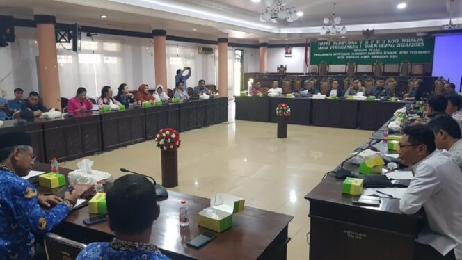 
					Rdp DPRD dengan Pemkot bahas pembatalan jabatan 57 ASN. Foto : Fokusborneo.com 