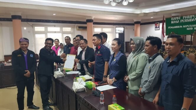
					Pengurus FKKRT serahkan rekomendasi ke DPRD Kota Tarakan terkait terganggu pelayanan publik dampak pembatalan jabatan 57 ASN di Pemkot. Foto : Fokusborneo.com 