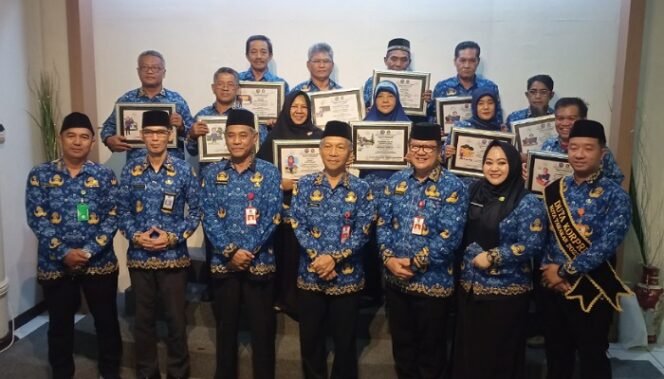 
					Foto Bersama Jajaran Pengurus DP KORPRI Tarakan Bersama 15 ASN Purna Bakti. Foto: fokusborneo.com