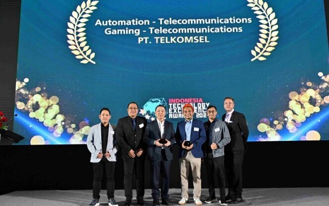
					Telkomsel Raih Penghargaan Internasional di ATEA Bangkok 2024_2: VP IT Customer Touchpoint & Digital Product Solutions Telkomsel, Rudy Jayadi, saat menghadiri ajang Asian Technology Excellence Awards 2024 di Thailand (5/9) mengatakan bahwa prestasi ini mencerminkan konsistensi komitmen Telkomsel untuk terus adaptif dan relevan dalam menghadirkan solusi digital yang berfokus menempatkan pelanggan sebagai pusat inovasi, seperti karyawan dalam 'Intelligent Automation' dan gamers dalam 'Dunia Games'. Foto: ist