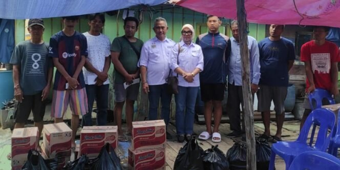 
					Khairul bersama Istri Foto Bersama dengan Korban Kebakaran di RT 2 Kelurahan Karang Anyar Pantai. Foto: ist