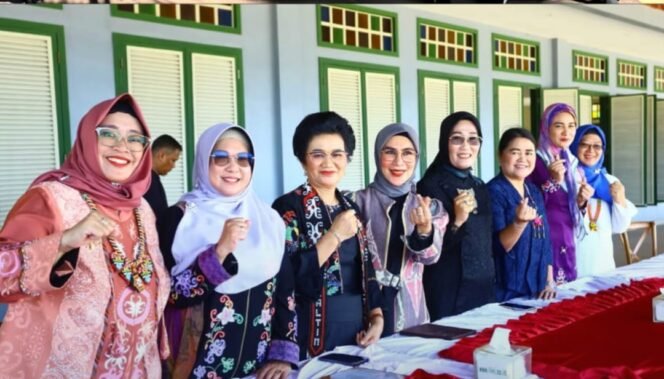
					Istri Wali Kota Balikpapan Nurlena bersama istri kepala daerah di Kalimantan / IST