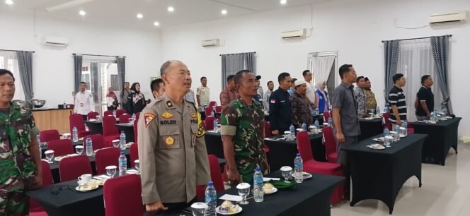 
					Kabag Ops Polres Penajam Paser Utara (PPU), Kompol Sholeh menghadiri rapat koordinasi persiapan pengundian nomor urut pasangan calon Bupati dan Wakil Bupati Penajam Paser Utara 2024 yang digelar oleh Komisi Pemilihan Umum Daerah (KPUD) PPU.