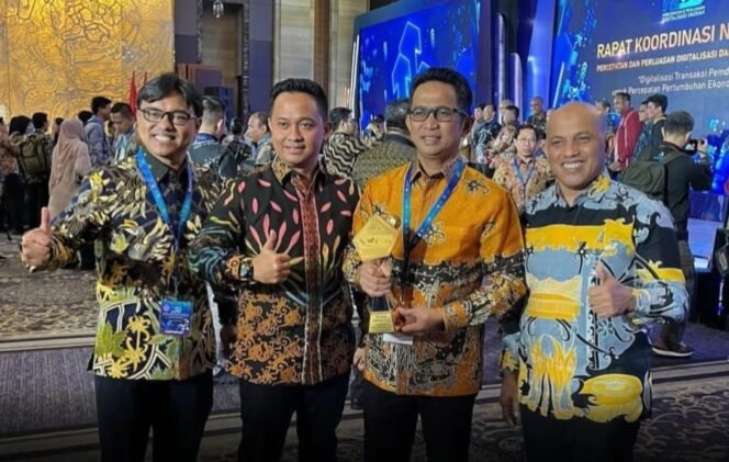 
					Wali Kota Rahmad Mas'ud meraih penghargaan Tim Perluasan & Percepatan Digital 2024. Foto: IG Rahmad Mas'ud