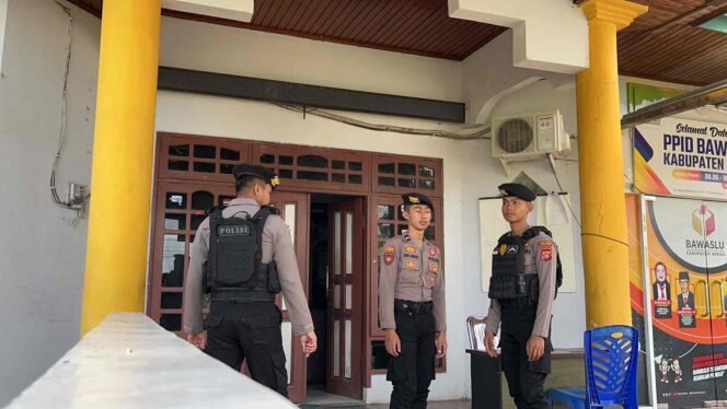 
					Personel Sat Samapta Polres Berau melaksanakan patroli rutin di Kantor Bawaslu yang terletak di Jalan Merah Delima, Tanjung Redeb, pada Sabtu, 28 September 2024