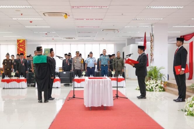 
					PELANTIKAN : Pjs. Gubernur Kaltara, Togap Simangunsong melantik 2 Pejabat Pimpinan Tinggi Pratama di Ruang Serbaguna Gedung Gadis, Senin (30/9). 


