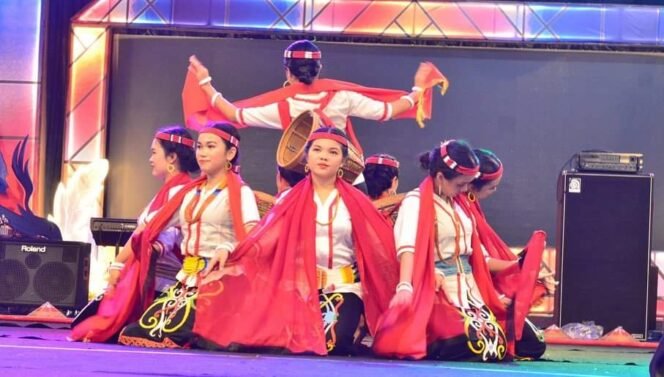 
					Salah satu tarian kesenian yang disajikan pada malam pembukaan HUT Kabupaten Malinau ke 25, Senin (21/10/24) Malam