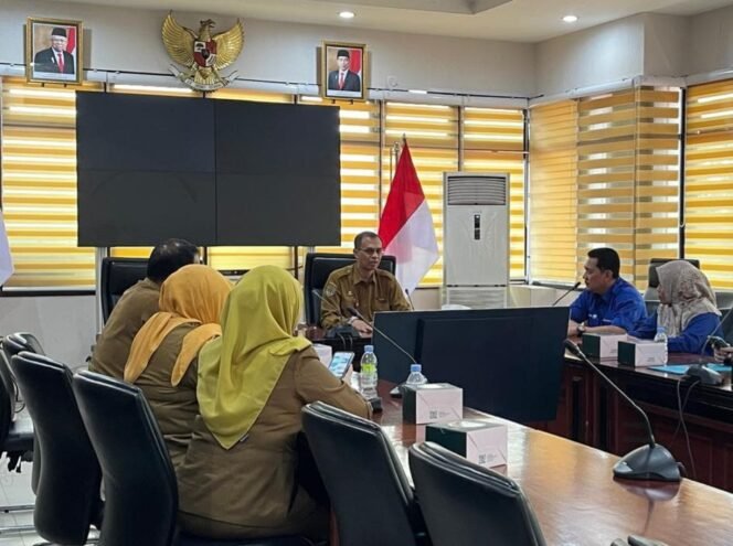
					Penjabat Sementara (Pjs) Wali Kota Balikpapan, Ahmad Muzakkir didampingi Asisten III Bidang Perekonomian Pembangunan dan Kesejahteraan Rakyat Andi M Yusri dan juga dihadiri Dirut PTMB Yudi Saharuddin melakukan pembahasan tentang upaya peningkatan pelayanan air bersih bagi warga kota.