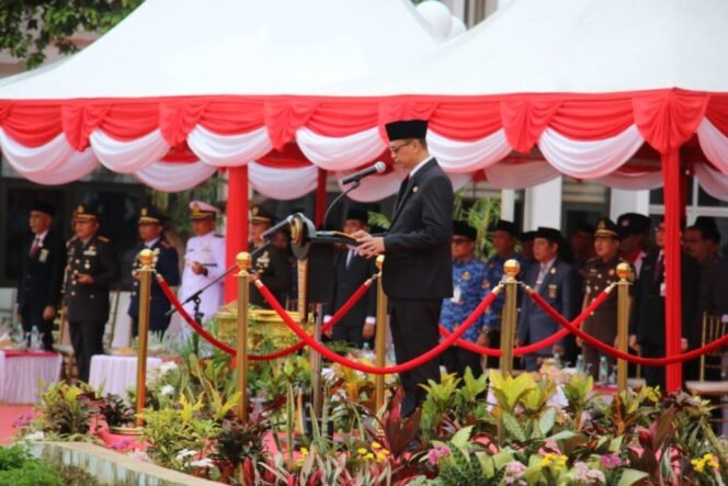 
					Pjs Wali Kota Balikpapan Ahmad Muzzakir bertindak sebagai inspektur upacara Hari Kesaktian Pancasila