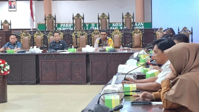 
					Dewan Perwakilan Rakyat Daerah (DPRD) Tarakan menggelar Rapat Dengar Pendapat (RDP) terkait laporan masyarakat berkaitan tuntutan jaminan kematian pekerja di PT SKA. Kegiatan berlangsung di ruang rapat paripurna DPRD Kota Tarakan, Kamis (26/9/2024) pagi hingga siang tadi.