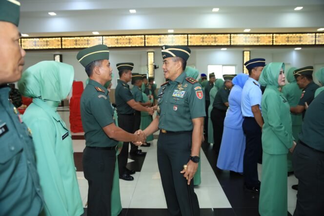 
					Panglima Komando Daerah Militer Kenaikan pangkat(Pangdam) VI/Mulawarman Mayor Jenderal (Mayjen) TNI Tri Budi Utomo memimpin Acara Laporan Korps Kenaikan Pangkat Perwira Kodam VI/Mulawarman periode 01-10-2024 di Aula Kodam VI/Mulawarman, Selasa (01/10/2024). 

