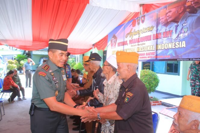 
					Kodam VI/Mulawarman Berikan Tali Asih kepada Para Veteran dan Warakawuri dalam rangka HUT ke-79 TNI