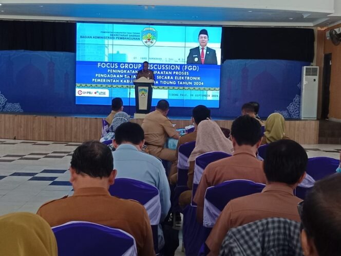 
					Pjs. Bupati Tana Tidung yang diwakili oleh Asisten Pembangunan dan Umum Kabupaten Tana Tidung, Uus Rusmanda  membuka Focus Group Discussion (FGD) Peningkatan Pemanfaatan Proses Pengadaan Barang dan Jasa Secara Elektronik Pemerintah Kabupaten Tana Tidung Tahun 2024, di Ruang Serbaguna Dinas Pendidikan pada, Senin (30/9/2024).