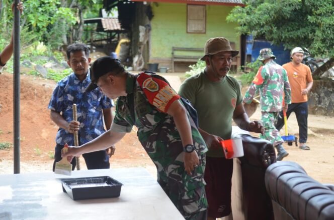 
					Peringati HUT ke 79 TNI Tahun 2024, Kodim 0427/Way Kanan Laksanakan Karya Bhakti Perehapan Masjid.

