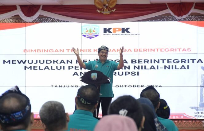 
					BIMTEK : Pjs. Gubernur Kalimantan Utara Togap Simangunsong membuka Bimtek Keluarga Berintegritas di Gedung Gadis Lantai I, Kamis (3/10). 

