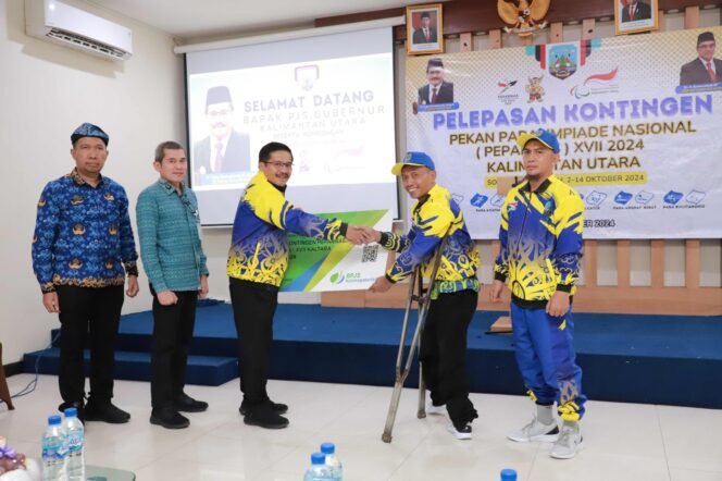 
					PROTEKSI KEAMANAN : Pjs Gubernur Kalimantan Utara (Kaltara) Togap Simangunsong menyerahkan program jaminan keselamatan BPJS Ketenagakerjaan kepada kontingen Pekan Paralimpiade Nasional (Peparnas) ke-17 di ruang pertemuan Hotel Diamond, Selasa (1/10).
