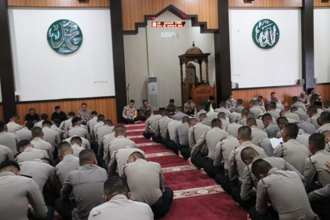 
					Pelaksanaan Binrohtal ini dilaksanakan setiap hari kamis pagi setelah apel pagi di Mapolda Kaltara. Bagi Personel yang beragam muslim melaksanakan ibadah di Masjid Nur Aryyaguna dan untuk yang beragam kristen melaksanakan ibadah di Gereka Oikumene Hosana Polda Kaltara, Kamis (03/10/2024)