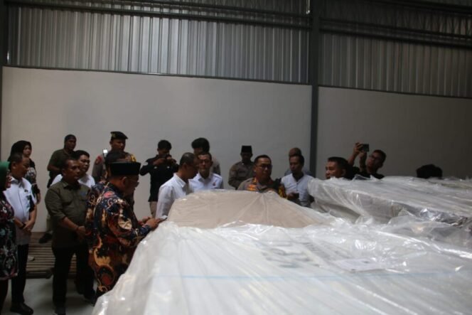 
					Pjs Walikota bersama unsur forkopimda Balikpapan melakukan monitoring ke sejumlah lokasi. Diantaranya ke Kantor KPU, Bawaslu, dan gudang logistik pemilu, Jumat (4/10/2024).