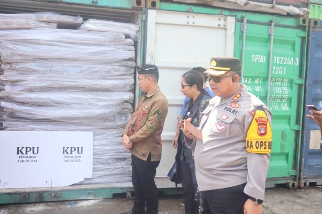 
					Kapolres Tarakan AKBP Adi Saptia Sudirna melaksanakan pemantauan kedatangan kontainer berisi logistik berupa bilik suara dan kotak suara di Pelabuhan Malundung Kota Tarakan, Jumat (4/10/2024). 