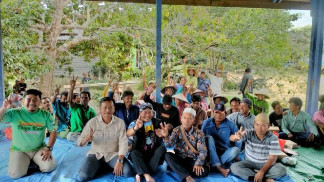 
					BERTEMU MASYARAKAT: Calon Gubernur Kaltara, Zainal Arifin Paliwang bersama para Kelompok Tani Tanjung Palas Utara di Desa Karang Agung.Foto: Ist