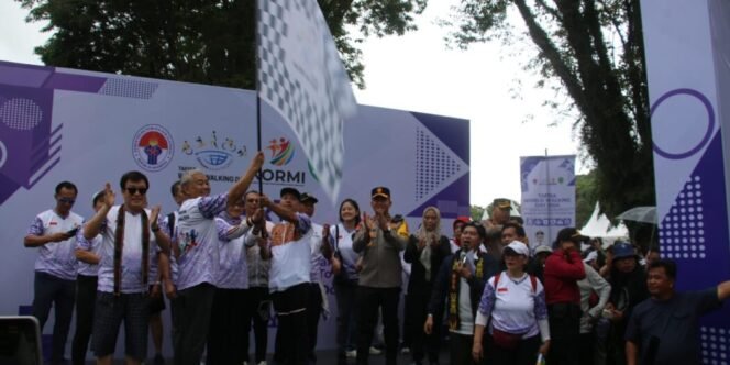 
					 Sekretaris Pemprov Kaltim  Sri Wahyuni didampingi Pjs Wali Kota Balikpapan Ahmad Muzzakir melepas peserta World Walking Day dari lapangan Merdeka Jalan Jenderal Sudirman, Minggu (06/10/24)