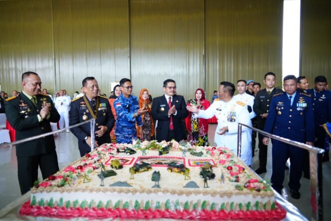 
					HUT TNI : Pjs. Gubernur Kalimantan Utara (Kaltara), Togap Simangunsong, menghadiri Upacara Peringatan Hari Ulang Tahun (HUT) Tentara Nasional Indonesia (TNI) ke -79 di selenggarakan di Lapangan Apel Markas Komando (Mako) Lanud Anang Busra, Sabtu (5/10) pagi.


