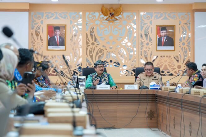 
					BENTUK SATGAS : Pjs. Gubernur Kaltara, Togap Simangunsong mengikuti rapat lintas sector di Ruang Rapat Lantai Gubernur, Jumat (4/10) lalu. 


