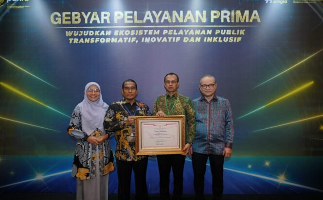 
					Pemkot Balikpapan meraih penghargaan penyelenggara inovasi pelayanan publik terbaik dari Kementerian Pendayagunaan Aparatur Negara dan Reformasi Birokrasi (PAN RB) dalam gebyar pelayanan publik di Jakarta, Penghargaan diberikan langsung Menteri PAN RB Azwar Anas dan diterima langsung Pjs Wali Kota Balikpapan Ahmad Muzakkir, Selasa (8/10/24).
