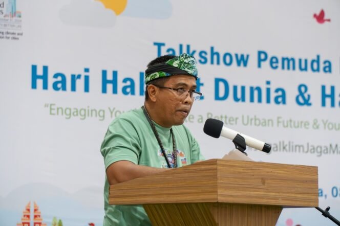 
					NARASUMBER : Plt. Kepala Dinas Lingkungan Hidup (DLH) Dr. Ir. Rahmat Wahyullah, ST., M.T menjadi narasumber dalam kegiatan penanaman pohon dan talkshow pemuda dalam rangka memperingati Hari Habitat Dunia dan Hari Kota Dunia, Selasa (8/10).


